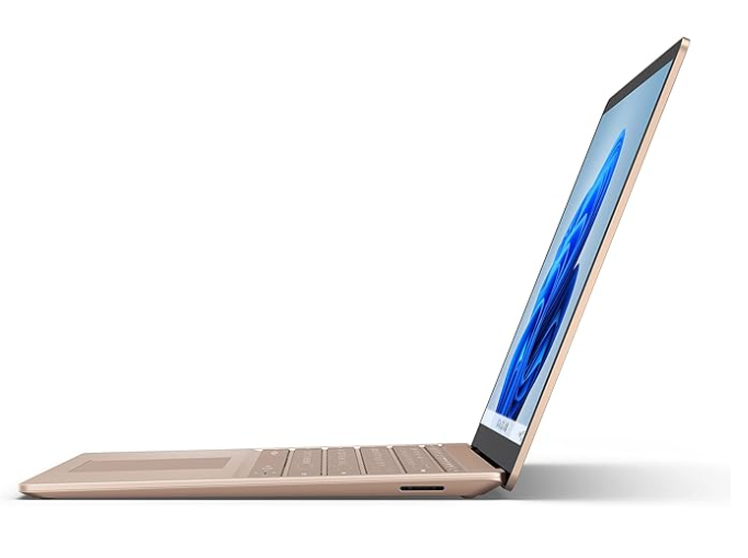 ordinateur portable leger et performant , en couleur  or rose ouvert avec écran affichant fond d'écran Windows 11